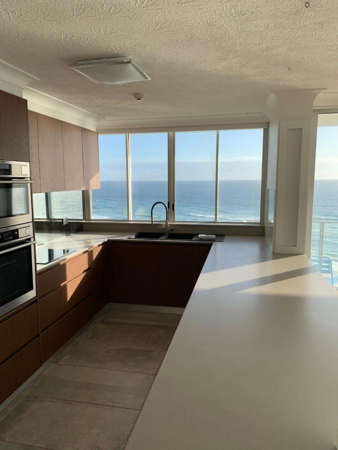 Pacific Regis Beachfront Holiday Apartments Gold Coast Exterior photo