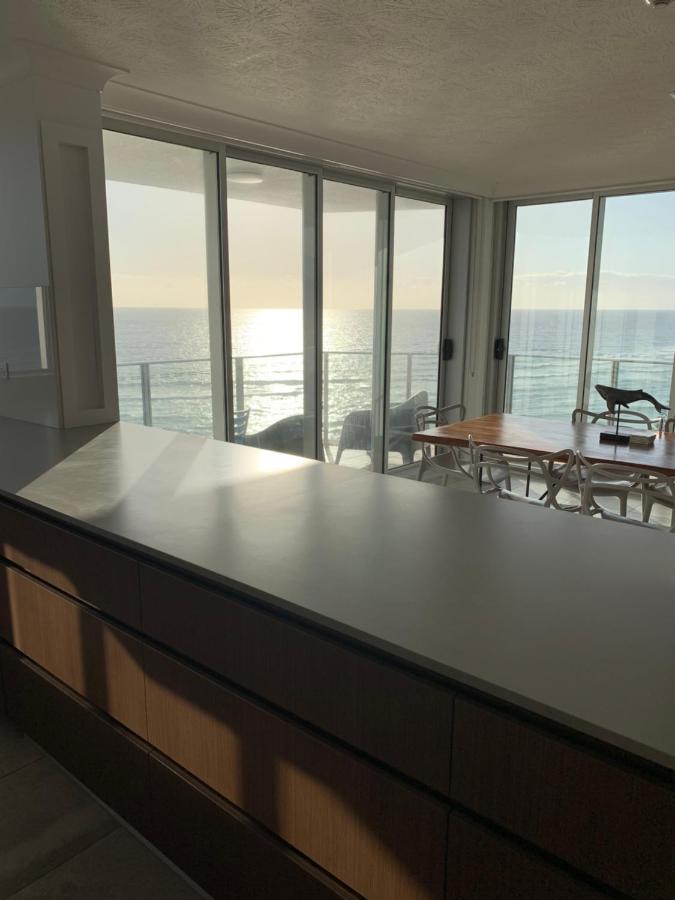Pacific Regis Beachfront Holiday Apartments Gold Coast Exterior photo