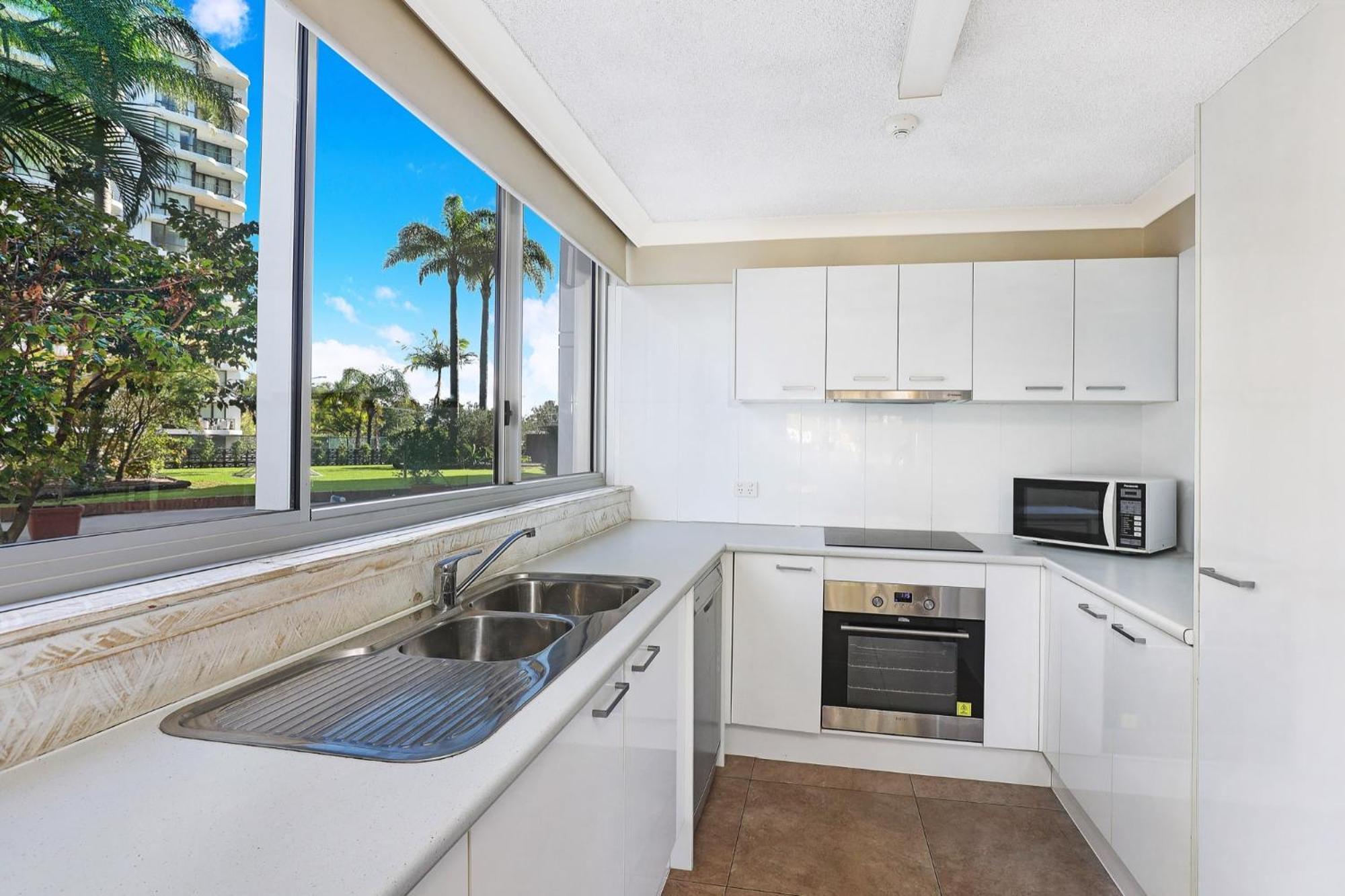 Pacific Regis Beachfront Holiday Apartments Gold Coast Exterior photo